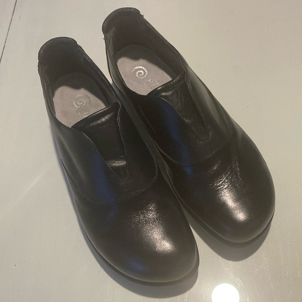 Naot women’s leather slip on shoes
Size 40/10